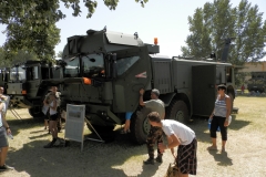 MAN HX32 mentő-vontató tehergépkocsi páncélozott vezetőfülkével Budapest 2013